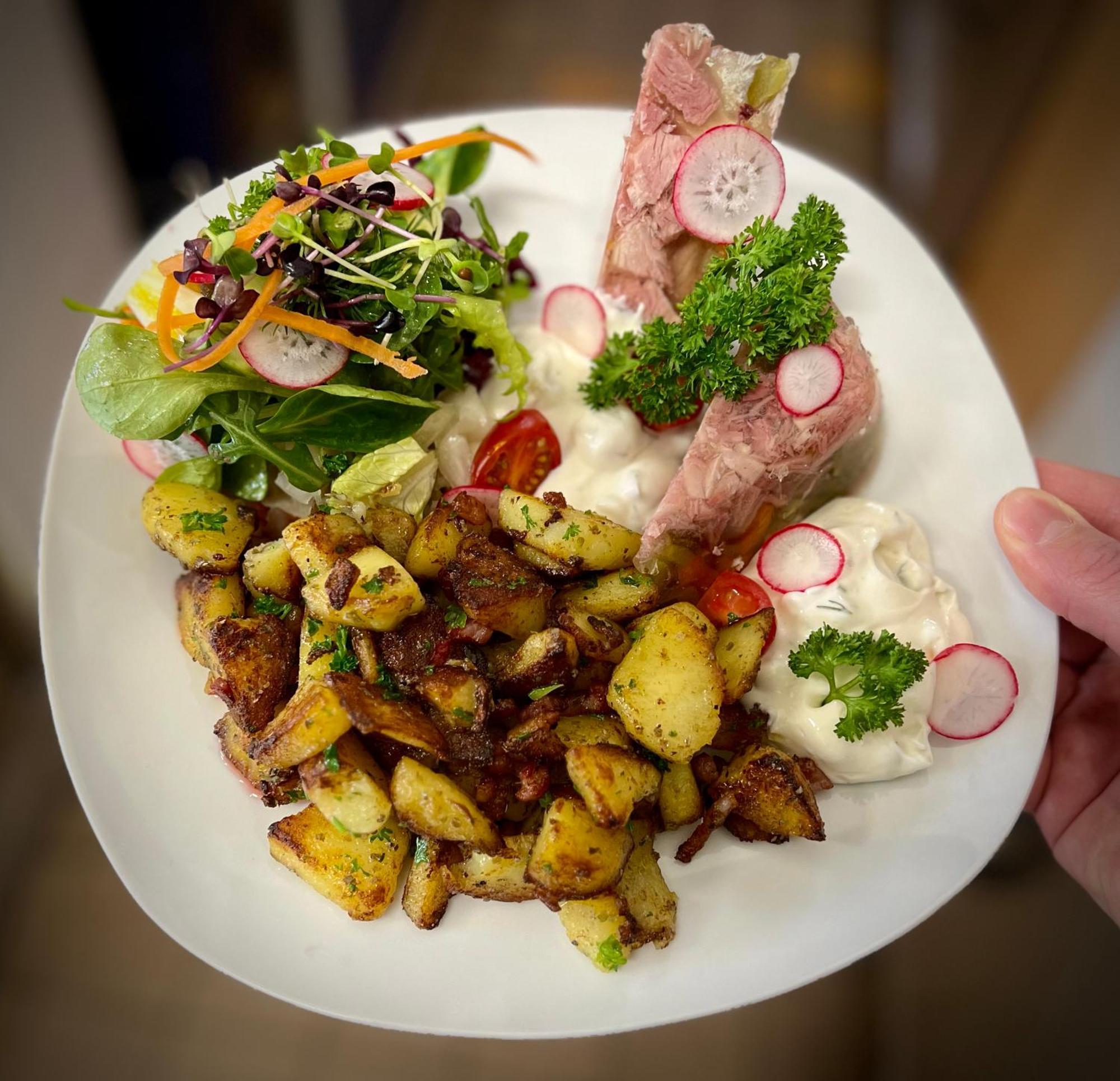 Traditionsgasthaus Goldener Loewe Restaurant & *